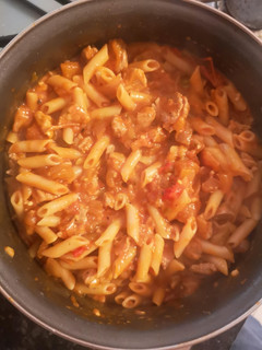 Una foto de Pasta revuelta con fritillo de carne