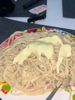 Una foto de Spaghetti con pollo y champiñones