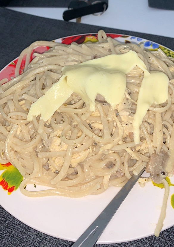 Una foto de Spaghetti con pollo y champiñones