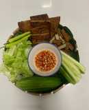 Chả cá chiên cuốn rau sống chấm nước mắm tỏi ớt