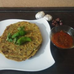 Baisen ke prathay with chutni A picture of Baisen ke prathay with chutni.