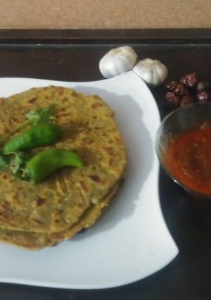 A picture of Baisen ke prathay with chutni.