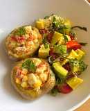 Papas rellenas de atún y vegetales con ensalada de espinaca y aguacate