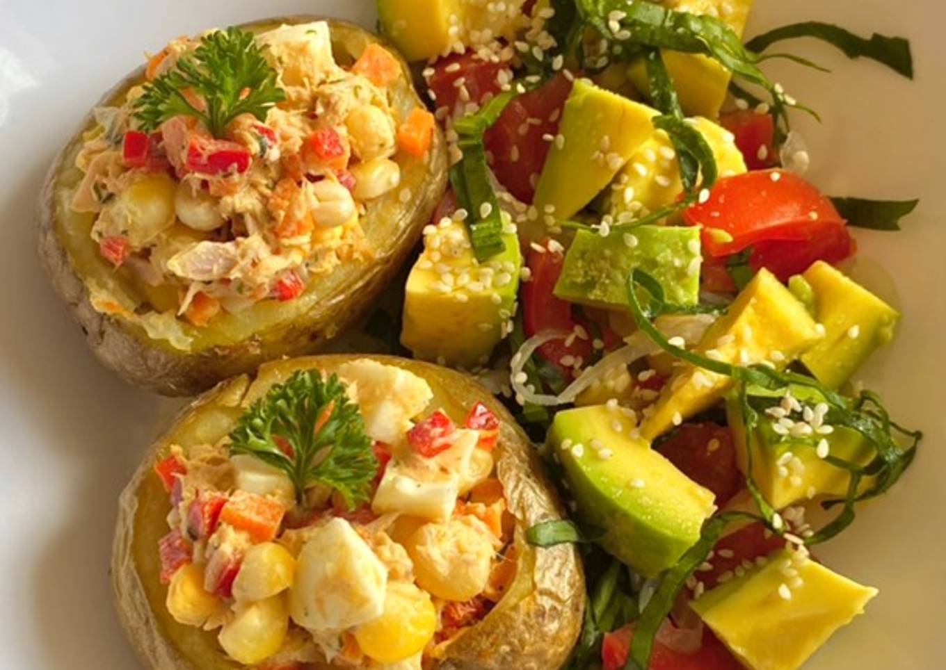 Papas rellenas de atún y vegetales con ensalada de espinaca y aguacate
