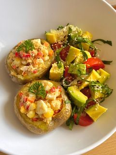 Una foto de Papas rellenas de atún y vegetales con ensalada de espinaca y aguacate