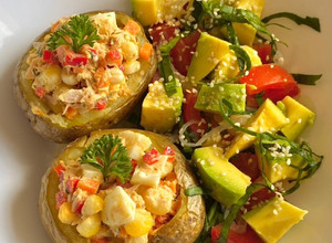 Una foto de Papas rellenas de atún y vegetales con ensalada de espinaca y aguacate