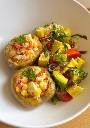 Una foto de Papas rellenas de atún y vegetales con ensalada de espinaca y aguacate