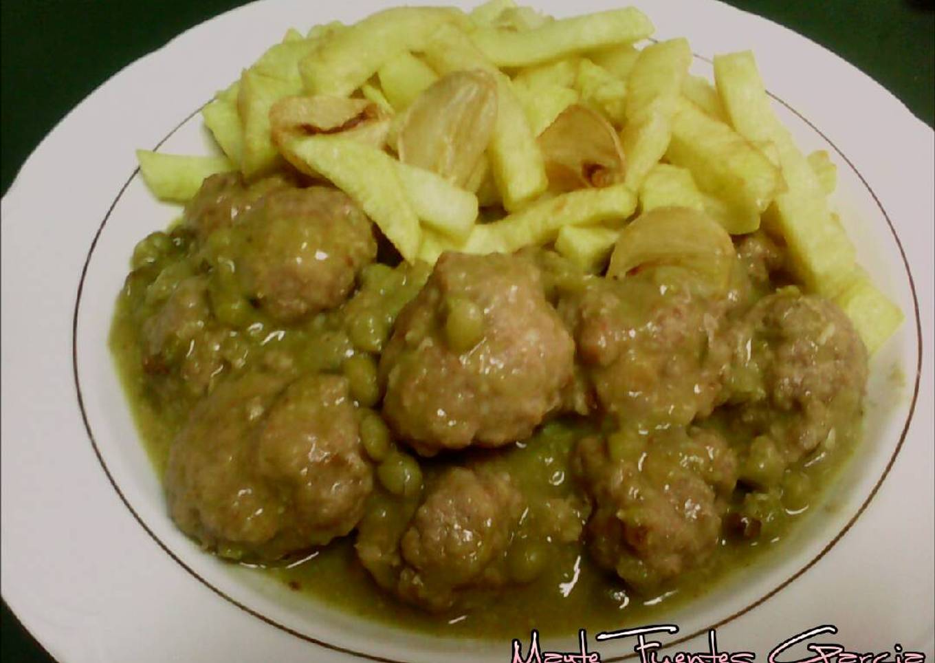 Albóndigas en salsa verde con guisantes