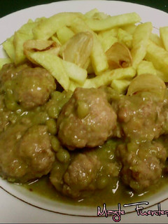 Una foto de Albóndigas en salsa verde con guisantes