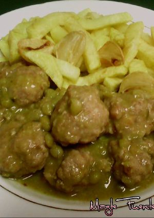 Foto principal de Albóndigas en salsa verde con guisantes