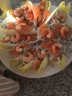 Una foto de Endivias con salmón y gulas