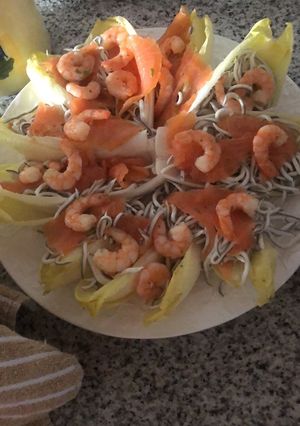 Una foto de Endivias con salmón y gulas