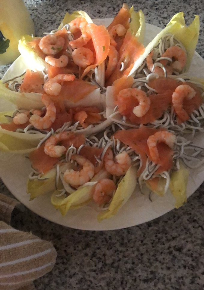Una foto de Endivias con salmón y gulas