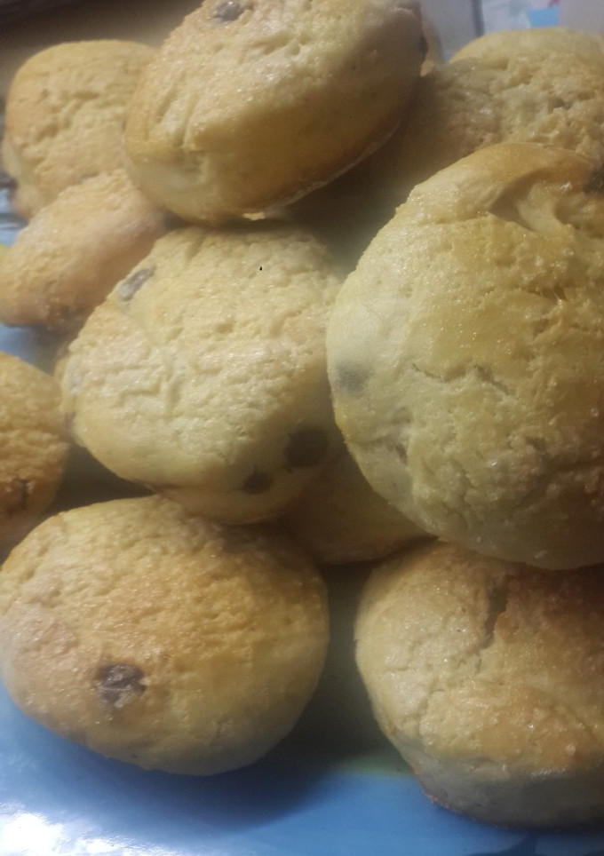 Una foto de Scones de yogurth y naranja con chips de chocolate (sin aceite sin manteca)🍊🍫
