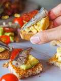 Canapés de aguacate, cherrys y sardinillas
