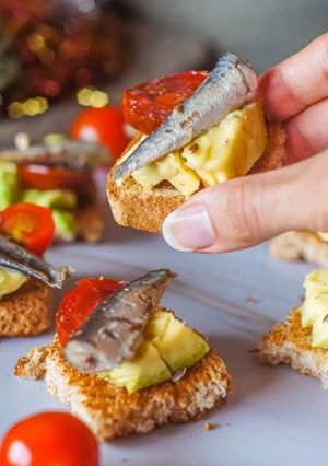 Foto principal de Canapés de aguacate, cherrys y sardinillas