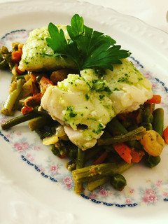 Una foto de Bacalao con salteado de espárragos y gambas