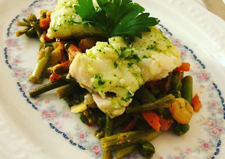 Bacalao con salteado de espárragos y gambas