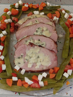 Una foto de Chuletas de Sajonia con roquefort y ensalada templada