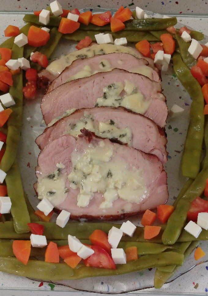 Una foto de Chuletas de Sajonia con roquefort y ensalada templada