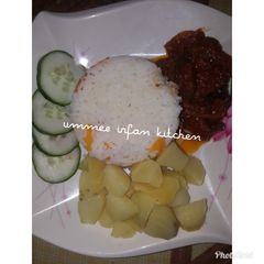 White rice wif stew n boiled potatoes A picture of White rice wif stew n boiled potatoes.