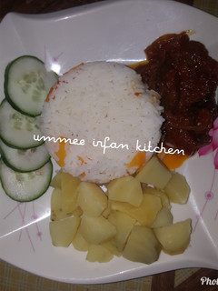 A picture of White rice wif stew n boiled potatoes.