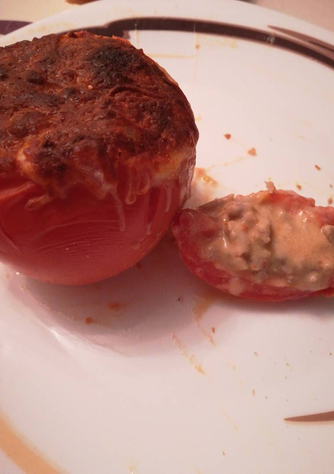 Una foto de Tomate relleno de carne y nata
