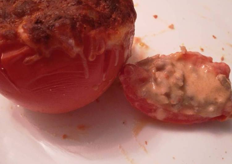 Tomate relleno de carne y nata