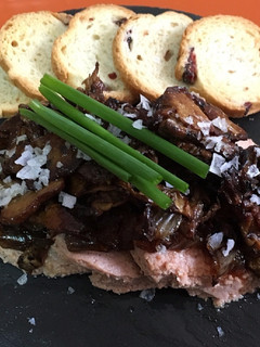 Una foto de Boletus con foie y cebolla confitada