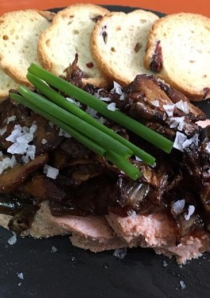 Una foto de Boletus con foie y cebolla confitada