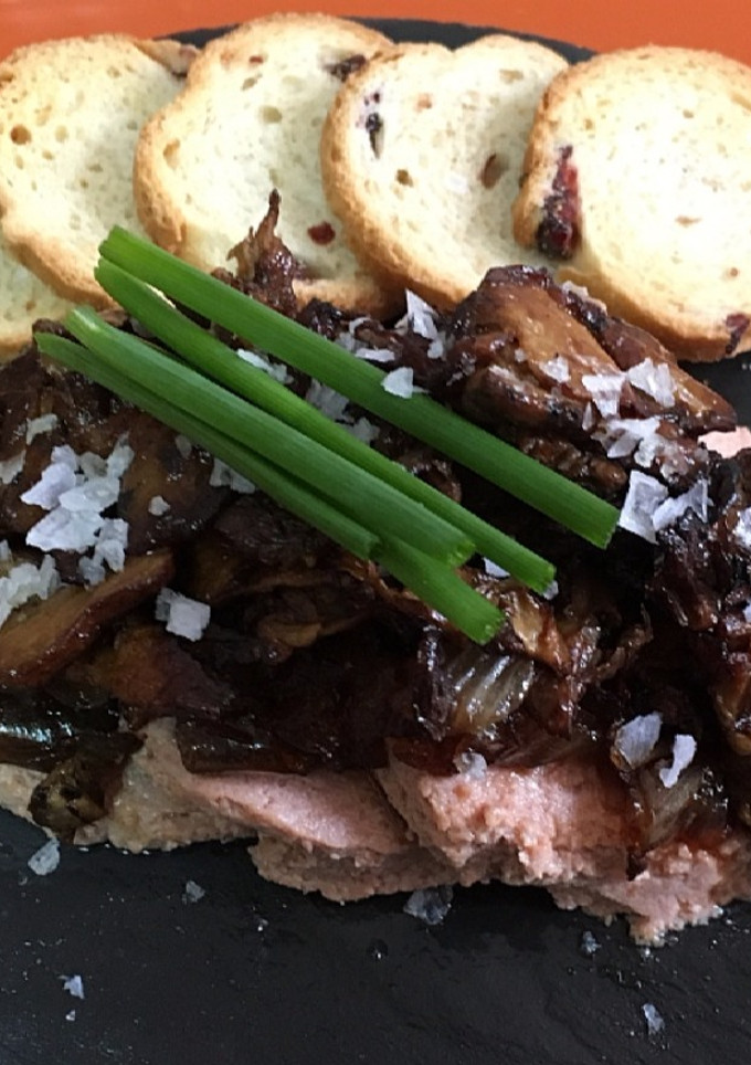 Una foto de Boletus con foie y cebolla confitada