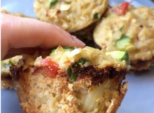 Una foto de Muffins veganos de fideitos y verduritas