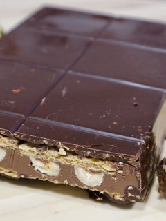 Una foto de Turrón de chocolate sabor Ferrero Rocher