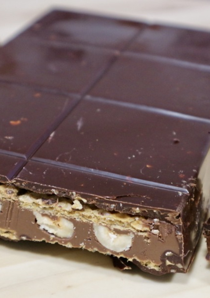 Una foto de Turrón de chocolate sabor Ferrero Rocher