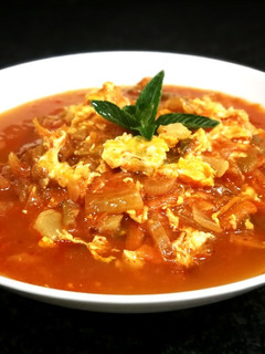 Una foto de Sopa de tomate con lechuga romana