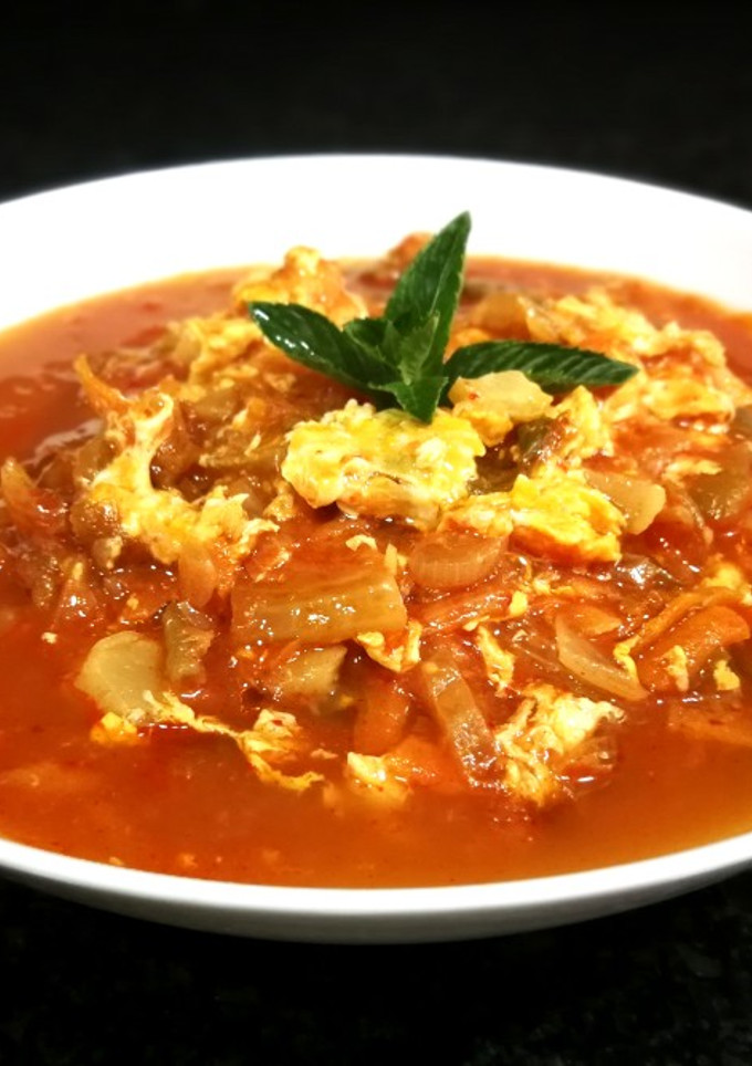 Una foto de Sopa de tomate con lechuga romana