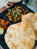 दिल्ली वाले पनीर स्टफ छोले भटूरे(Delhi style paneer stuff chhole bhature recipe in Hindi)