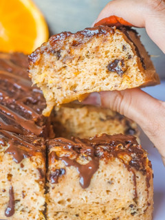 Una foto de Bizcocho de naranja y chocolate al micro