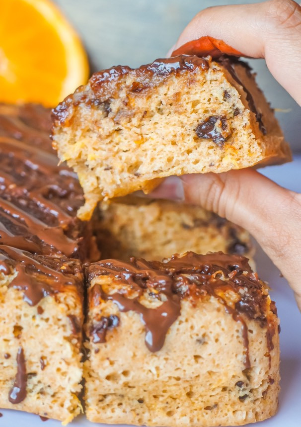 Una foto de Bizcocho de naranja y chocolate al micro