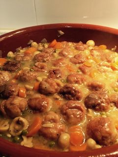 Una foto de Albóndigas con verduras y salsa verde