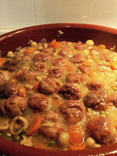 Una foto de Albóndigas con verduras y salsa verde