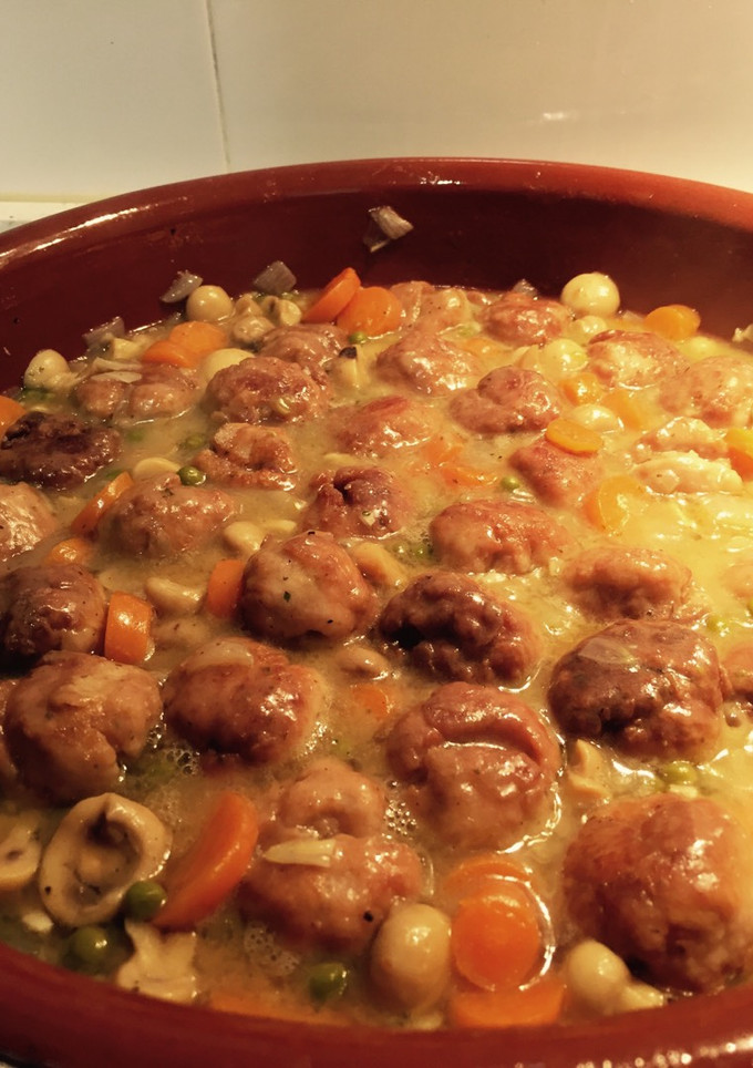 Una foto de Albóndigas con verduras y salsa verde