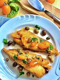 Foto di Rana pescatrice (o coda di rospo) con capperi, acciughe e datterini