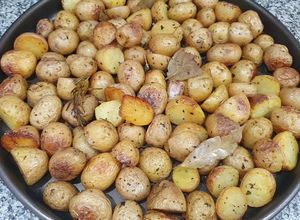 Una foto de 🥔🌿 Papines al romero con aceite de oliva 🫒