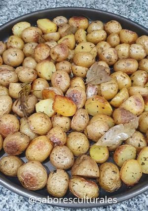 Una foto de 🥔🌿 Papines al romero con aceite de oliva 🫒