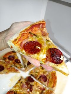 Una foto de Pizza casera esponjosa de peperoni
