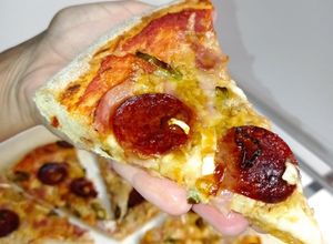 Foto principal de Pizza casera esponjosa de peperoni