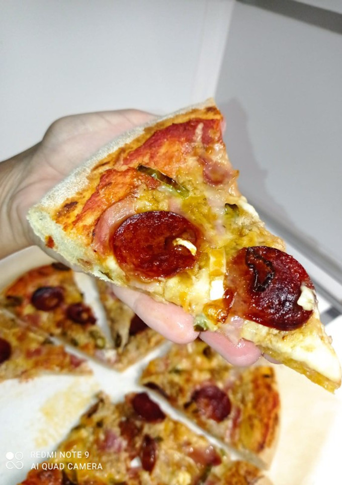 Una foto de Pizza casera esponjosa de peperoni