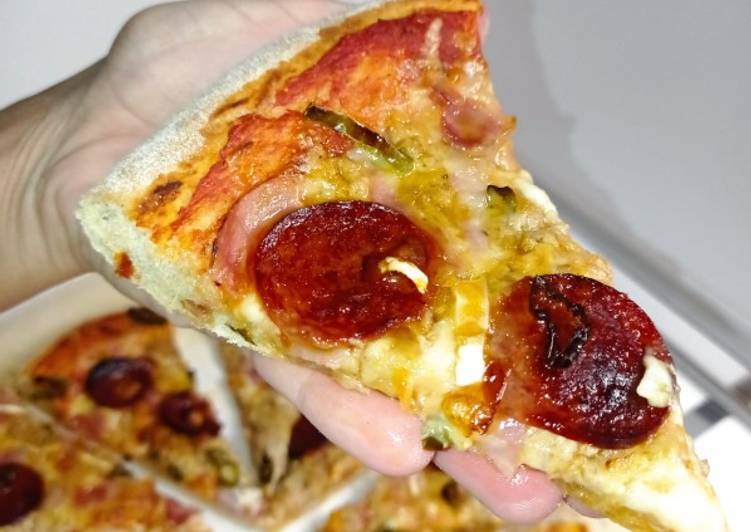 Pizza casera esponjosa de peperoni
