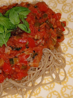 Una foto de Salsa de verduras y tomate spicy